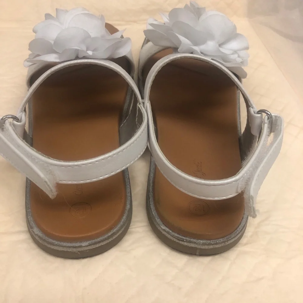 Sandals White straps, Velcro Cat & Jack brand Girls 12 Rubber solesFlower on top - Picture 4 of 12